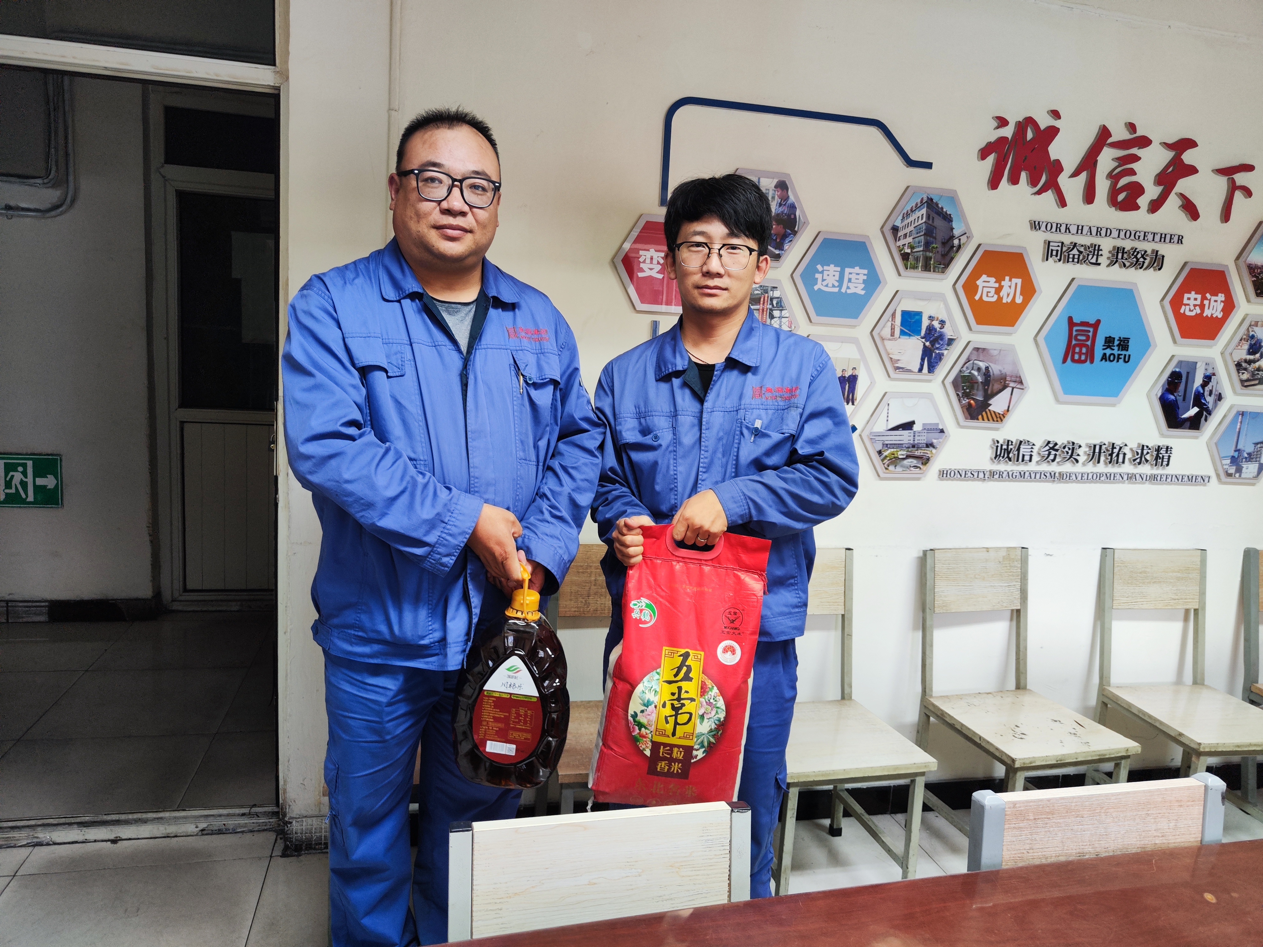“月满中秋·情系一线”——尊龙集团官网集团为整个员工发放中秋福利